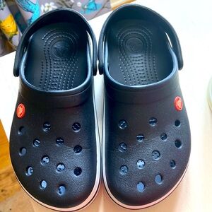 Crocs EUC black and white Croc Band style M5/W7